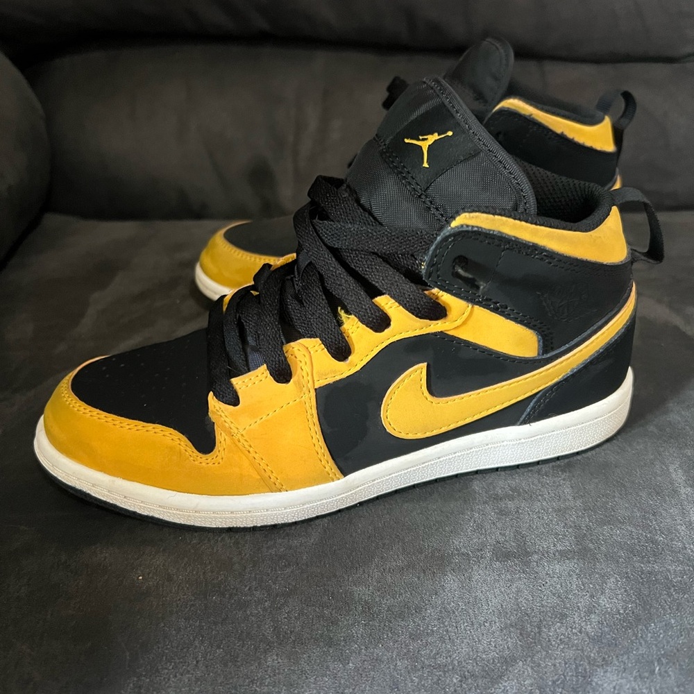 Kids Jordan 1 Black and Yellow Sneakers